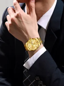 Nahaufnahme Detailansicht einer goldenen Herren Quarzarmbanduhr am eleganten Handgelenk.