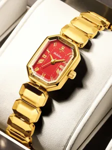 Gros plan détaillé de la montre à quartz dorée élégante avec cadran rouge vif et motif d'abeille.