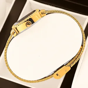 Goldene Damenarmbanduhr Detail, elegantes Mesh Armband, luxuriöse Quarzuhr Mode Accessoire.