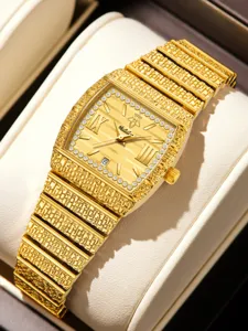 Gros plan sur la montre quartz carrée dorée de luxe avec lunette en diamants et bracelet texturé.
