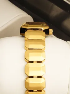 Montre quartz femme maillons facettes dores vue detaillee style vintage elegant mode