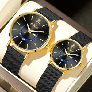 Reloj de cuarzo de pareja de lujo con esfera negra caja dorada y correa de malla elegante.