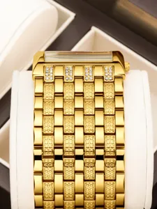 Primer plano de la correa de reloj dorada para mujer con detalles de estrás brillante.
