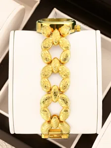 Orologio bracciale placcato oro di lusso primo piano, design a maglie strutturate.