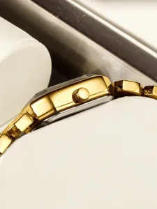 Gros plan détaillé du profil latéral d'une montre-bracelet quartz pour femme dorée.