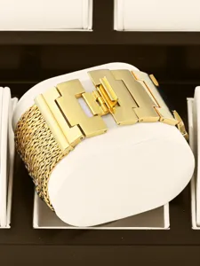 Gold geflochtene Damenarmbanduhr Detailansicht, modisches geometrisches Design mit edlem Finish.