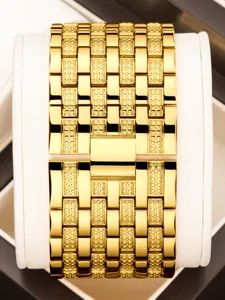 Detalle de correa de reloj de metal dorada, diseño de eslabones texturizados de lujo repuesto.