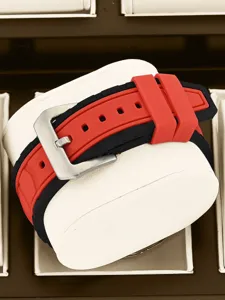 Vista detallada del reloj de cuarzo para hombre con correa de silicona negra y roja.