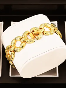 Bracciale a maglie dorate spesse con finitura testurizzata e chiusura sicura ed elegante
