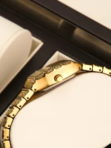 Montre pour femme carrée dorée de luxe avec bracelet en métal texturé, élégante montre quartz.