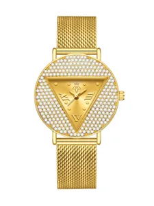 Elegante reloj cuarzo dorado para mujer con pedrería brillante, correa de malla y esfera triangular.