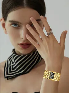 Reloj de mujer de lujo con esfera cuadrada y correa de diamantes de imitacion detalle