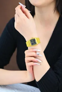 Montre quartz femme carrée dorée de luxe avec lunette en diamant, chiffres romains et bracelet.