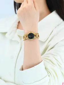 Elegante orologio da donna al quarzo con cinturino a catena dorata e quadrante nero.