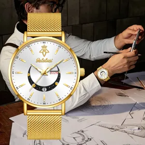 Vista detallada del reloj de cuarzo dorado de lujo Yalalusi con correa de malla y calendario.