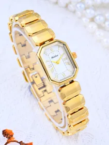 Élégante montre quartz pour femme dorée avec cadran octogonal et bracelet géométrique chic.