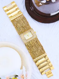 Nahaufnahme Details der goldenen Damen-Uhr mit Strass-Zifferblatt und speziellem Armband.