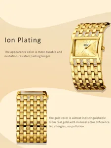 Detalle de reloj de cuarzo cuadrado dorado, pedrería brillante en brazalete chapado.