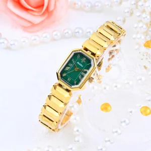 Élégante montre quartz pour femme avec bracelet métallique doré et cadran octogonal vert.