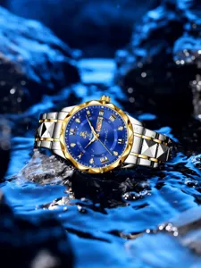 Detaillierte Nahaufnahme einer Herren Quarzuhr mit blauem Zifferblatt und Gold.