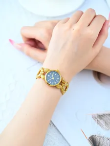 Elegante orologio da donna dorato con quadrante nero e cinturino a catena strutturato per stile.