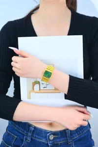 Montre quartz femme carrée dorée de luxe avec cadran vert et chiffres romains élégante