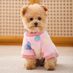 Adorable sweat en polaire pour animal, vêtement chaud rose pour chien avec motif de cœurs mignons.