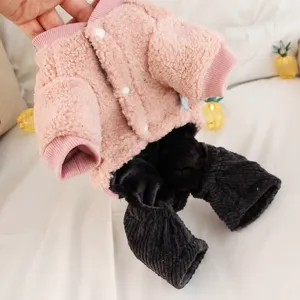 Simpatici vestiti per animali domestici spessi per piccoli cani, giacca in pile rosa e pantaloni.