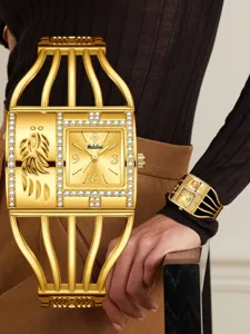 Primer plano detallado del lujoso reloj de pulsera dorado con correa de jaula y pedrería.