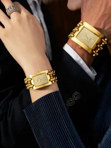 Detailansicht der luxuriösen goldenen quadratischen Strass Quarzuhr mit eleganter Kette.