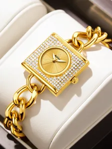 Detalle de reloj cuadrado dorado con pedreria brillante y correa de cadena gruesa.