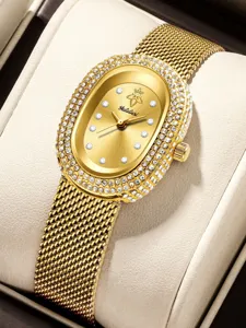 Primer plano del elegante reloj de mujer ovalado dorado con diamantes de imitación.