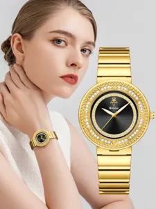 Montre quartz dorée de luxe pour femme avec lunette strassée et élégant cadran noir.