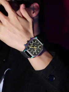 Primer plano detallado del reloj multifunción yalalusi con caja cuadrada colorida y esfera negra.