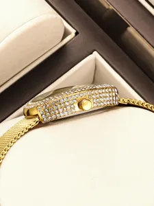 Elegante reloj de pulsera para mujer dorado con brillantes pedrerías y malla fina.