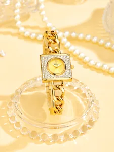 Vista detallada del reloj de cuarzo para mujer cuadrado de lujo con elegante correa de cadena.