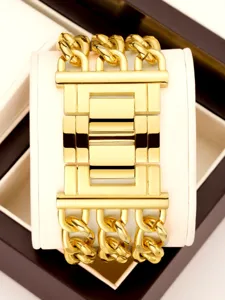 Luxus goldfarbene Modeuhr mit geometrischer Mittelplatte und doppelten Gliederketten.