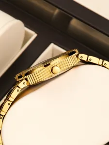 Montre quartz de luxe pour femme ton or avec bracelet à maillons métalliques et boîtier.