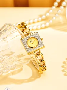 Primer plano del lujoso reloj de cuarzo dorado cuadrado para mujer con correa de cadena.