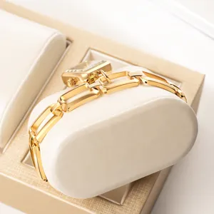 Reloj de mujer cuadrado dorado con correa de cadena calada, diseño de lujo elegante.
