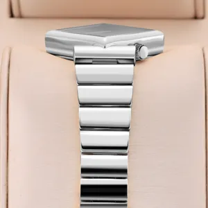 Minimalistische silberne Damen-Viereckuhr mit poliertem Metallarmband und klarem Zifferblatt.