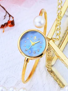 Orologio bracciale da donna dorato con quadrante blu perla e design elegante.