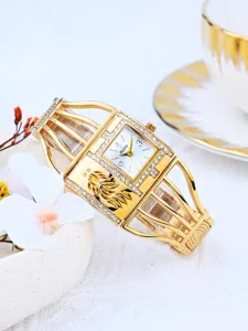 Vista detallada de un lujoso reloj de pulsera dorado con esfera brillante para mujeres.
