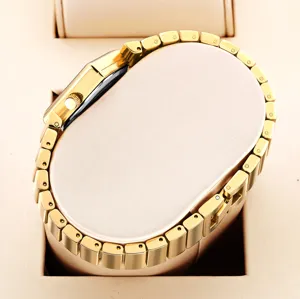 Goldene quadratische Damenarmbanduhr mit Metallgliedearmband, minimalistisch Detail.