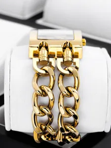 Goldene doppelte Kette Quarzuhr Detailansicht, elegante Metallarmband Damen Modeuhr.