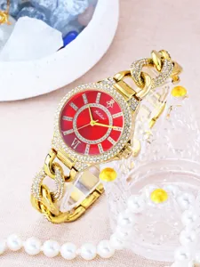 Reloj de cuarzo para mujer esfera roja bisel de diamantes y correa de cadena dorada.