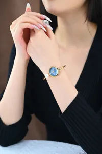 Orologio bracciale donna vista dettaglio, quadrante blu elegante con perla e cinturino oro.