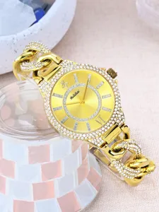 Vista detallada de un reloj de cuarzo dorado para mujer con diamantes de imitación y correa.