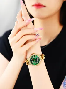 Reloj de cuarzo casual para mujer Yalalusi con esfera verde y detalle de correa dorada.
