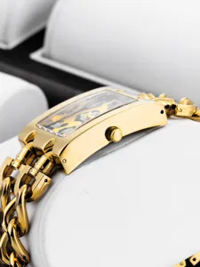 Goldene rechteckige Quarzuhr mit stilvollem Kettenarmband und strukturiertem Zifferblatt.